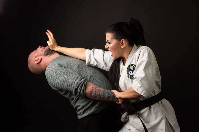Karateka si difende da un'aggressione